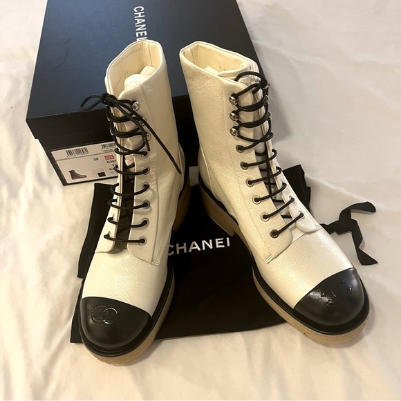 New Chanel Classic Lace Up Boots 39 Pearlized Grained Calfskin Cap Toe Combat - Picture 2 of 15